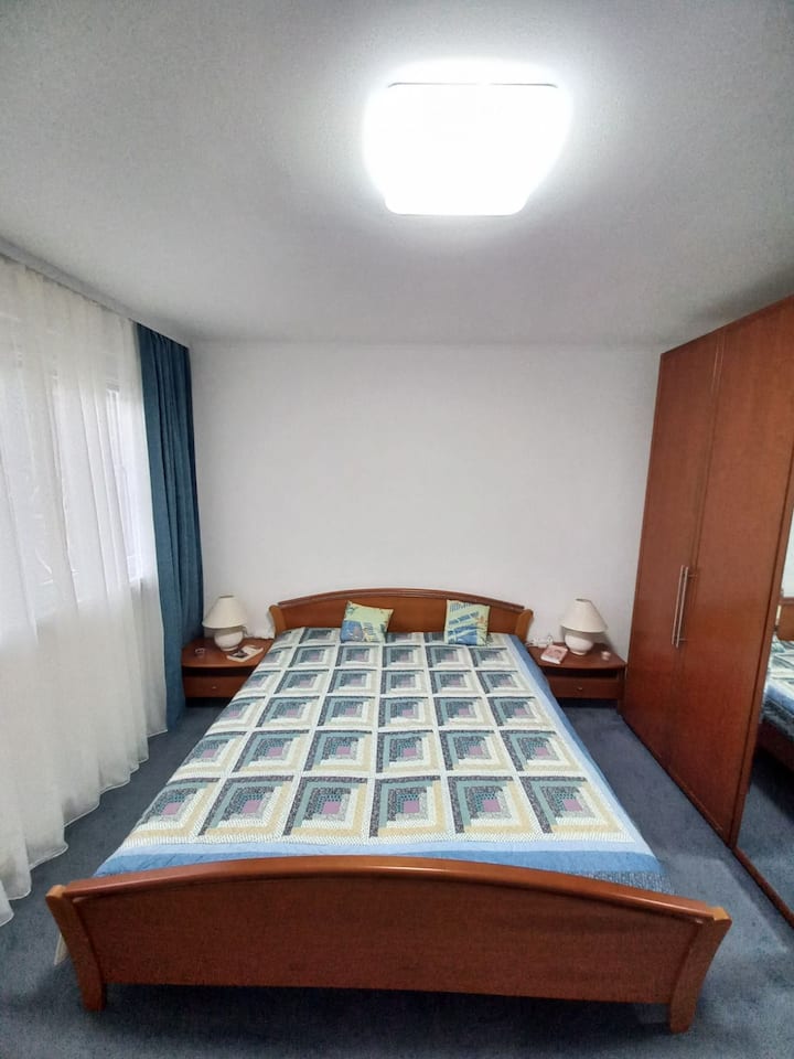 Une grande chambre orne un grand lit confortable. Un placard spacieux, des tables de chevet avec lampes créent une ambiance où vous vous détendrez et profiterez de vos rêves. 