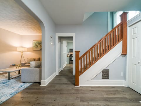 Cozy Park Ave area sleeps 8, close to everything.