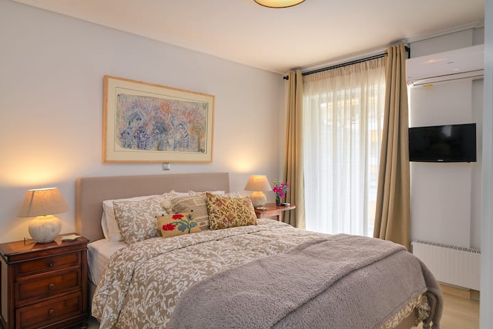 bedroom 1:
size of the bed : 200cm x 160cm,
TV, air-conditioning, black-out curtains, closet.