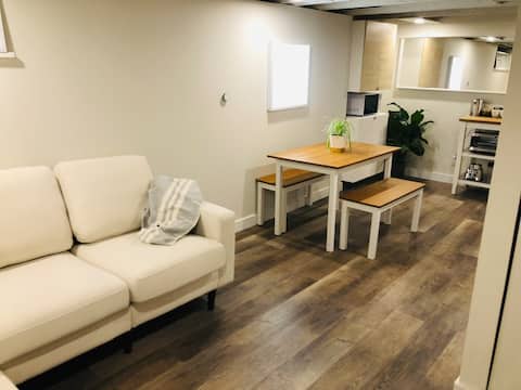 Walkable 1 bdrm in Trendy Kensington