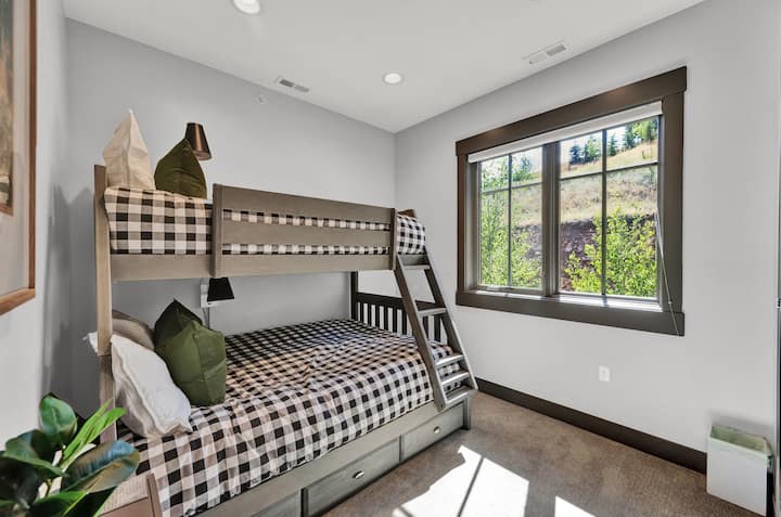 Chumba cha kulala cha 3 kina pacha mpya juu ya kitanda kamili cha ghorofa, ukubwa kamili uliojengwa kwenye kabati na mandhari ya mlima.