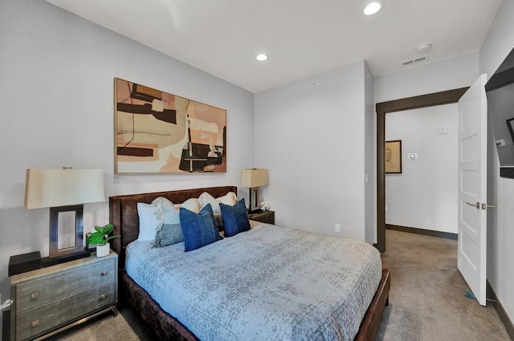 Chumba cha kulala cha 2 Queen Bed kilicho na televisheni ya "55", Baa ya Sauti ya Sonos na iliyojengwa kwenye kabati.