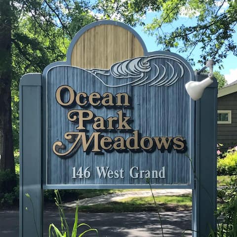 Lovely 2 bedroom condo, 400 ft from sandy beach