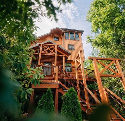 3-Story Luxury Treehouse with Hot Tub - Sleeps 6