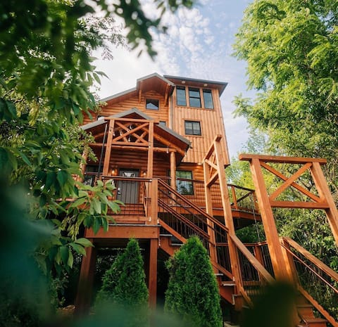 3-Story Luxury Treehouse with Hot Tub - Sleeps 6
