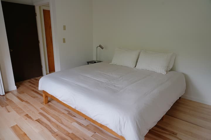 dormitorio con cama tamaño king 