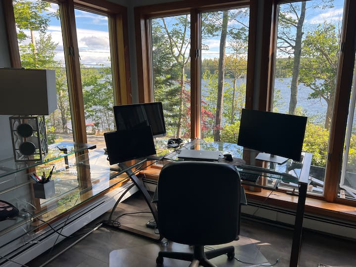 Отдалечена работна зона. Изглед от родителската спалня 