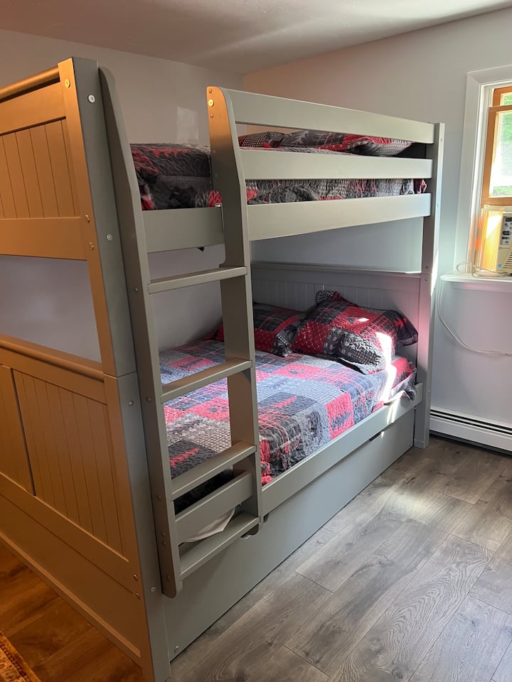 Спалня на горния етаж 3. Двуетажно легло с 2 двойни легла и две единични легла 