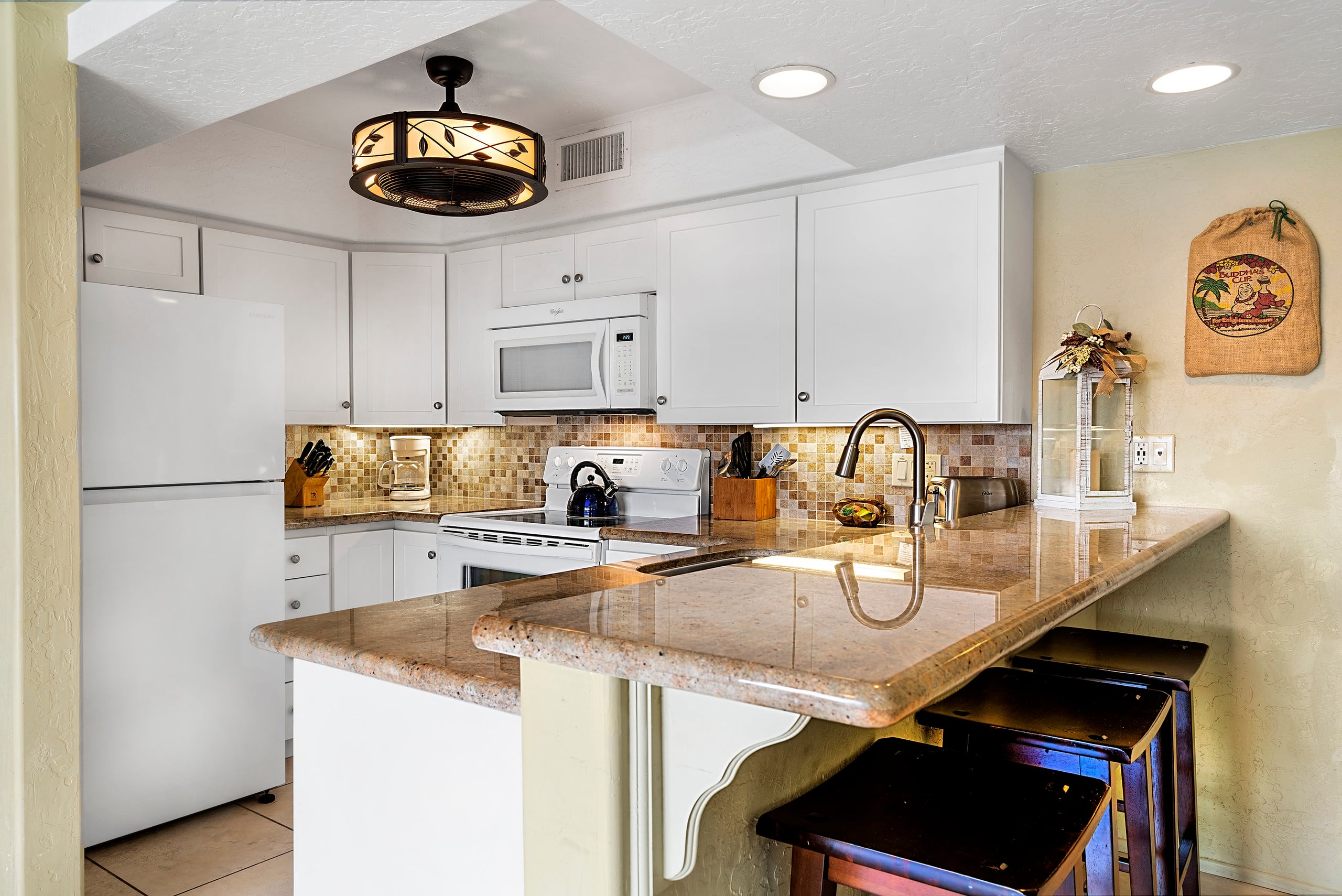 Condo in Kailua-Kona · ★4.71 · 1 bedroom · 2 beds · 1 private bath - Image 9