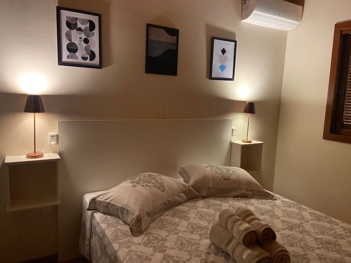 Chambre 1- Lit queen size avec armoire et climatisation séparée, onduleur chaud/froid.