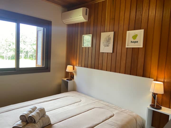 Chambre 2 - Lit Queen Size, avec armoire et climatisation séparée, onduleur chaud/froid.