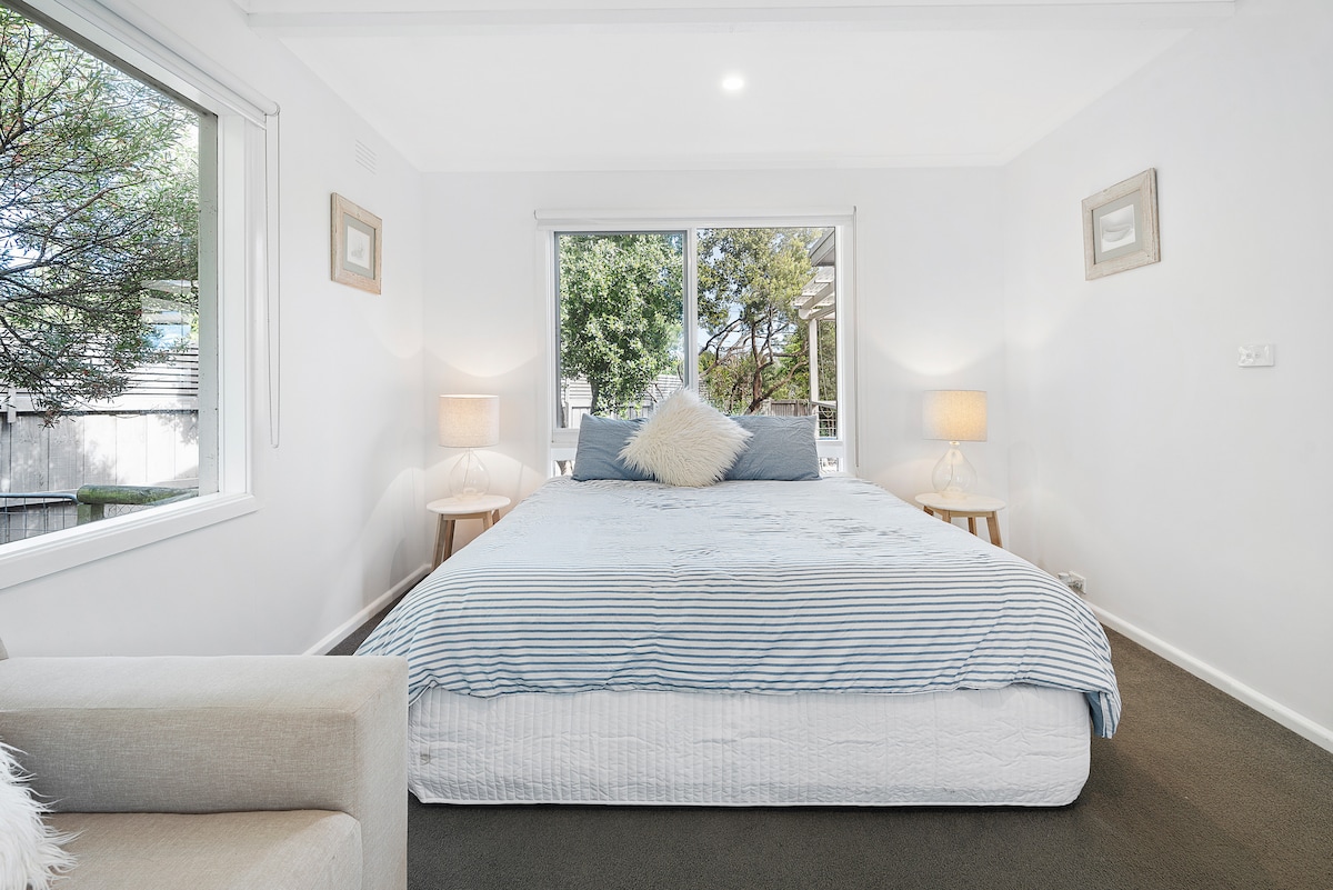 Dormitorio limpio y playero.