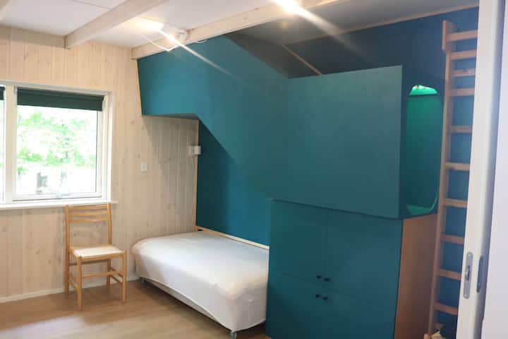 חדר 4 (עם מיטה שניתן לדחוף הלוך ושוב) כמו גם בניין/מסלול מרוצים לילדים ללופט. 