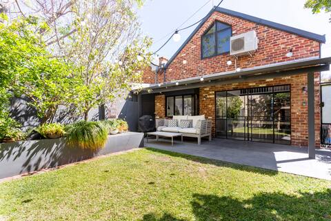 North Fremantle loft house, walk to beach