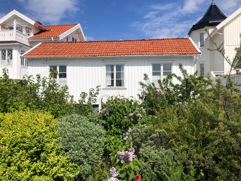Nice cottage with patio +free parking.