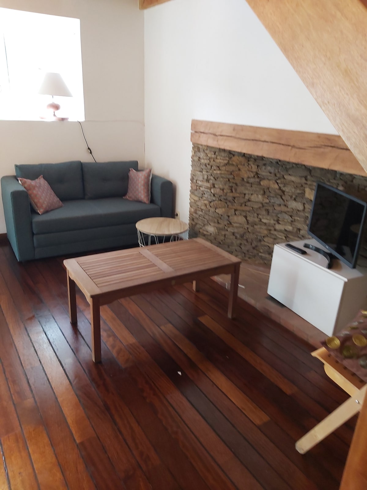 تفاصيل غرفة المعيشة وأرضيات الباركيه البحرية في المنزل. سرير أريكة لشخص بالغ مجهز بغطاء علوي.