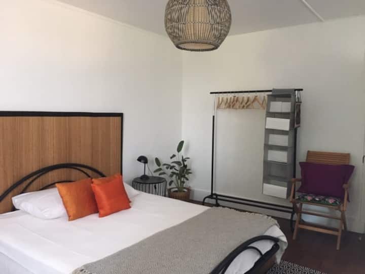 Chambre 1, me madhësi "queen" të ndriçuar, 2 ambiente