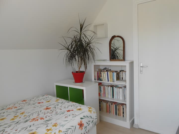 Chumba cha kulala kinachoangalia bustani: hulala 2. Makabati.