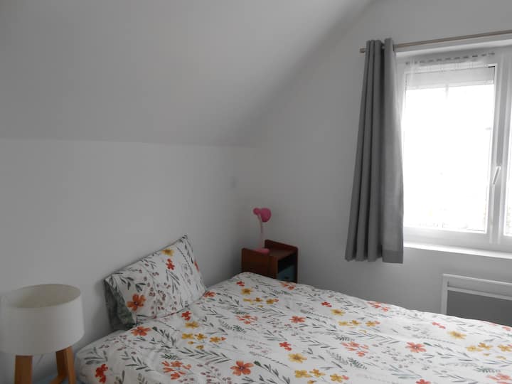 Chumba upande wa barabara (tulivu). Kitanda cha watu wawili: hifadhi ya kabati.