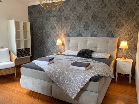 3-Bedroom Business & Outlet Apartment XL