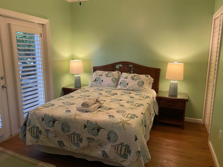 Cama tamaño queen en el primer piso