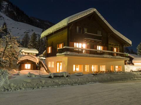 Spacious 5-bedroom chalet 5 mins from Zinal