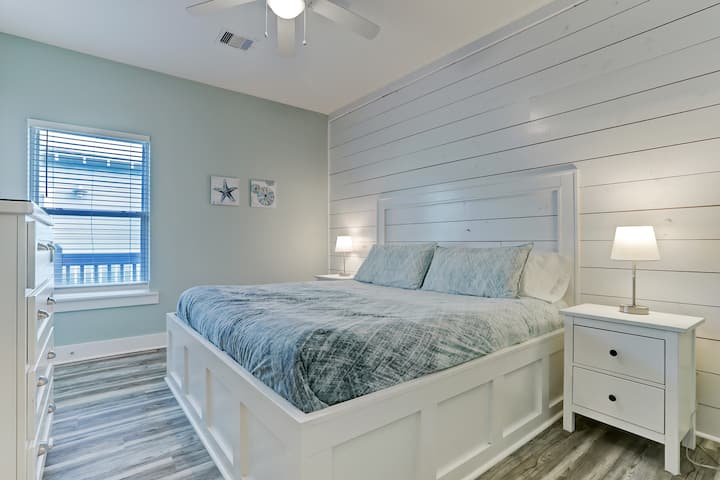 Спална соба 2 - Оваа спална соба нуди брачен кревет, две ноќни шкафчиња, гардеробер и плакар со висечки простор за складирање!  Секоја спална соба има сопствен паметен телевизор кој може да се поврзе со која било од вашите претплати за емитување. 