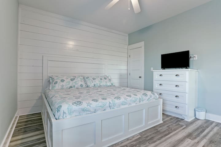 Спална соба 1. Оваа мирна спална соба може да се пофали со брачен кревет и се поврзува со бањата „Џек и Џил“. Секоја спална соба има сопствен паметен телевизор кој може да се поврзе со која било од вашите претплати за емитување. 