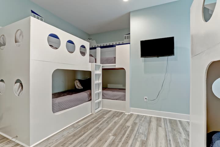 Спална соба 4 - Во спалната соба има 3 комплета двокреветни кревети. Секоја спална соба има сопствен паметен телевизор кој може да се поврзе со која било од вашите претплати за емитување. 