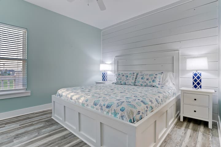 Спална соба 3 - Оваа прекрасна спална соба нуди брачен кревет, паметен телевизор, 2 ноќни шкафчиња, гардеробер и плакар за закачување за складирање. Оваа спална соба се поврзува со бањата „Џек и Џил“.