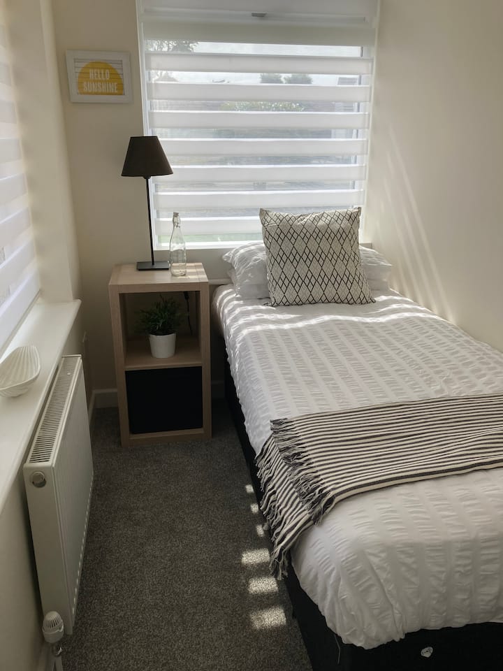 第三间卧室配有单人床，可俯瞰前面。床下抽屉，还有一些挂衣服和储物箱的古怪挂钩。2英尺6英尺床。