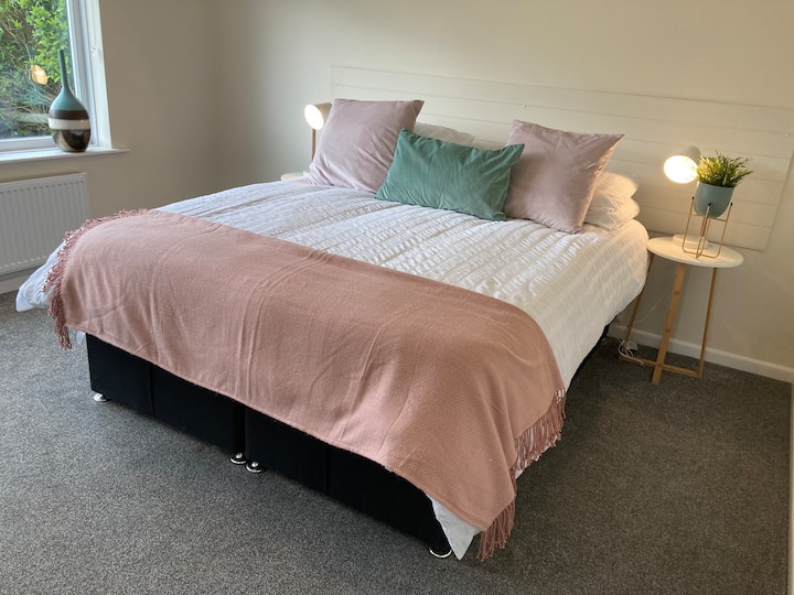 宽敞的第二间卧室。可应要求将加大双人床分为2张单人床。