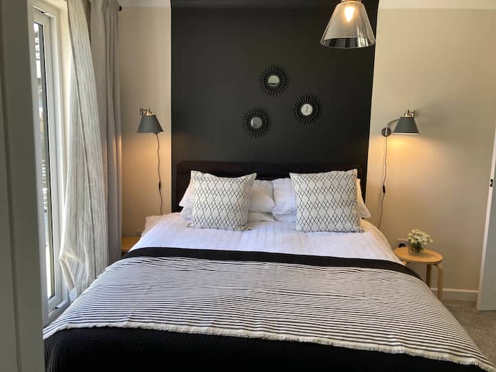 主卧配有套房，可通往后花园和私人露台区域。加大双人床。