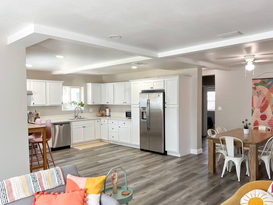 Cheery + spacious 3 bed/2ba with plenty of parking