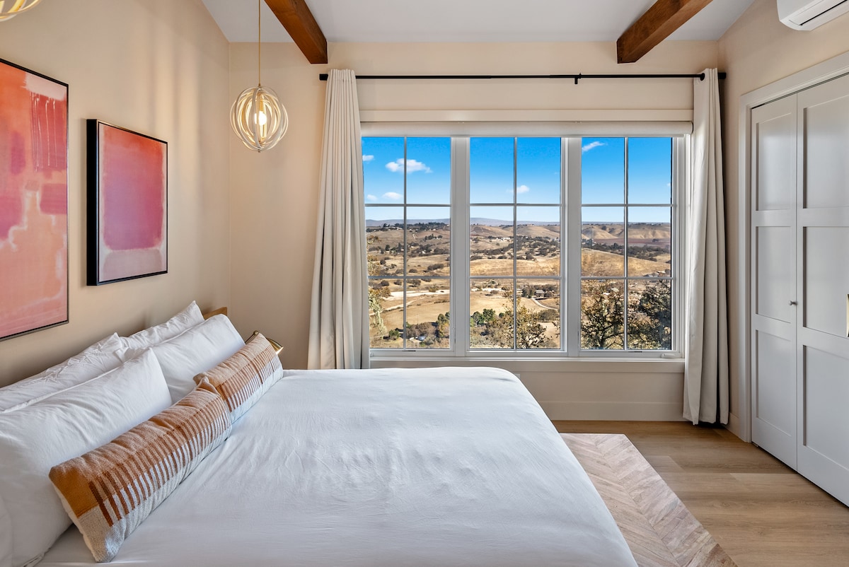 Jedan od dva bračna apartmana. Prekrasan pogled, zatamnjene sjenila i dovoljno prostora za pohranu.