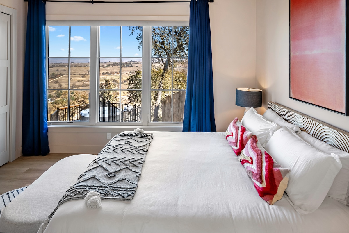 Jedan od dva bračna apartmana s zavjesama za zamračivanje.