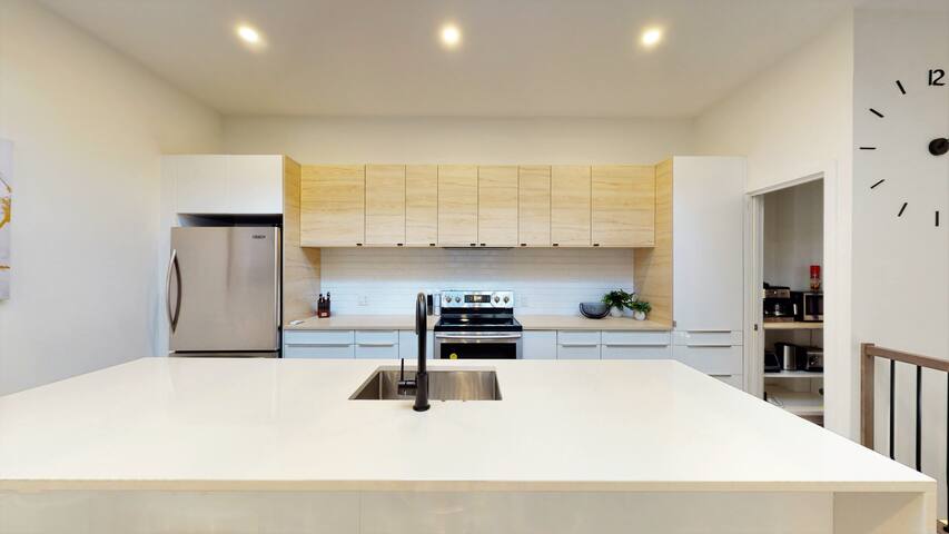 Modern town house 3 bed + 1 parking gallery image 2