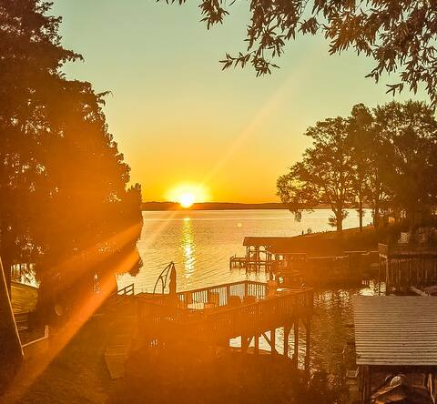 Lake Tillery with HOT TUB & long range view
