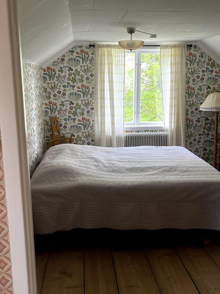 غرفة نوم 1 في الطابق العلوي بسرير مزدوج وعلّية قطة