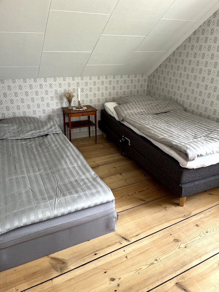 غرفة النوم 2 في الطابق العلوي مع سريرين فرديين ، أحدهما قابل للتعديل