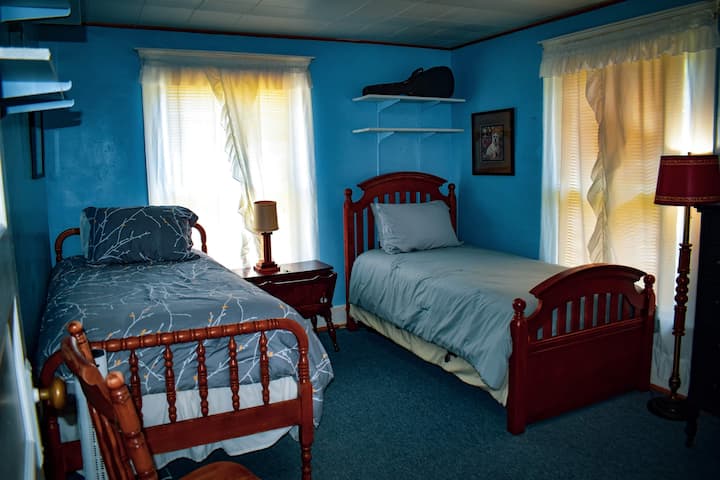 Chumba cha kulala cha Mashariki, kilicho na vitanda pacha vya kustarehesha; kitanda cha pacha kilichowekwa chini.  (Nitaiweka kwa ajili yako.)