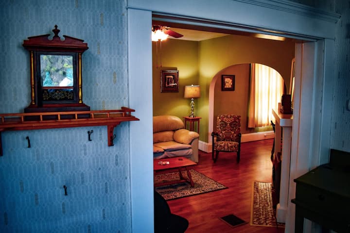 Mwonekano wa Sebule, kutoka kwenye Ukumbi wa  Kuingia.