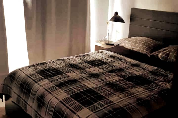 Soba br. 2 s bračnim krevetom, ventilatorom, ormarom i klima-uređajem