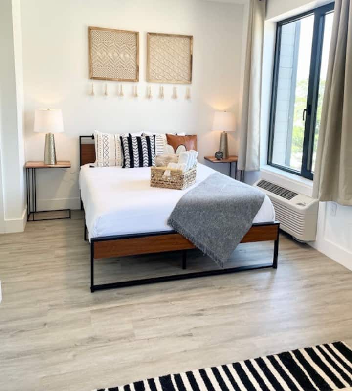 สิ่งอำนวยความสะดวกในห้องนอน:
- เตียงควีนไซส์พร้อมที่นอนเมมโมรี่โฟมที่นุ่มสบาย
- สมาร์ททีวีขนาด 50 "พร้อมโรคุ
- ม่านทึบแสง
- กระจกขนาดใหญ่ 
 - ตะกร้า✨ต้อนรับวิวเมือง

ประกอบด้วย: 
- เสื้อคลุมส
ไตล์โรงแรม - ของใช้จำเป็นในห้องน้ำ