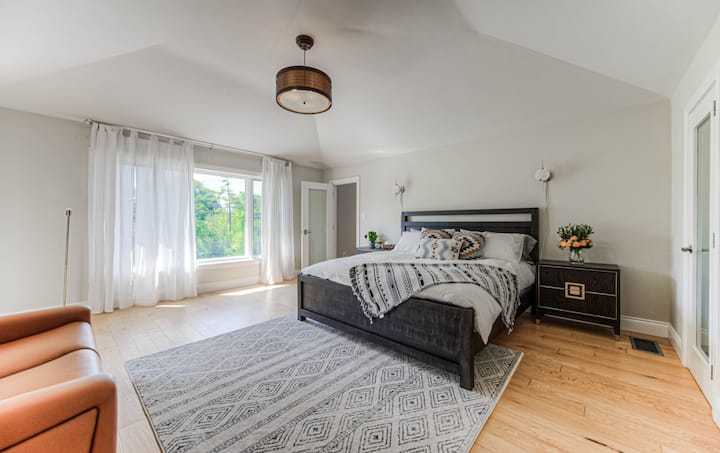 Главна спална соба - брачен кревет (широк 180-220 см)
