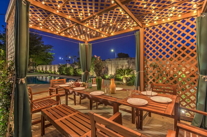 Stylish Luxury 7BR/3BA, Pool/Hot tub gallery image 3