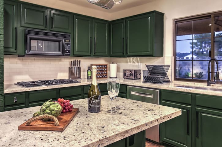 Stylish Luxury 7BR/3BA, Pool/Hot tub gallery image 2