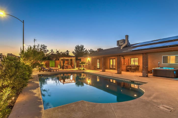 Stylish Luxury 7BR/3BA, Pool/Hot tub