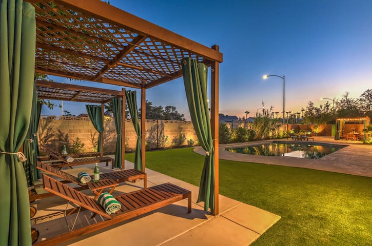 Stylish Luxury 7BR/3BA, Pool/Hot tub gallery image 4