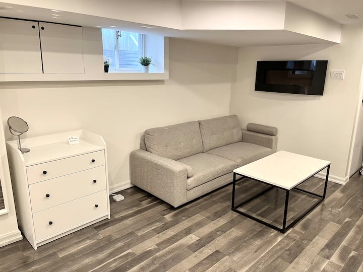 Studio Unit In Toronto Riverdale With Parking - Toronto